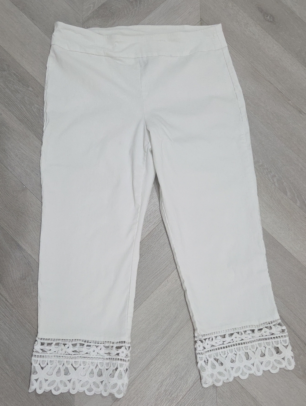 D.F.A. New York White Pull On Stretch Capris With Battenburg Lace Hem, Size 16